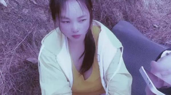 女大学生野外游玩与大部队走失-嘉洛